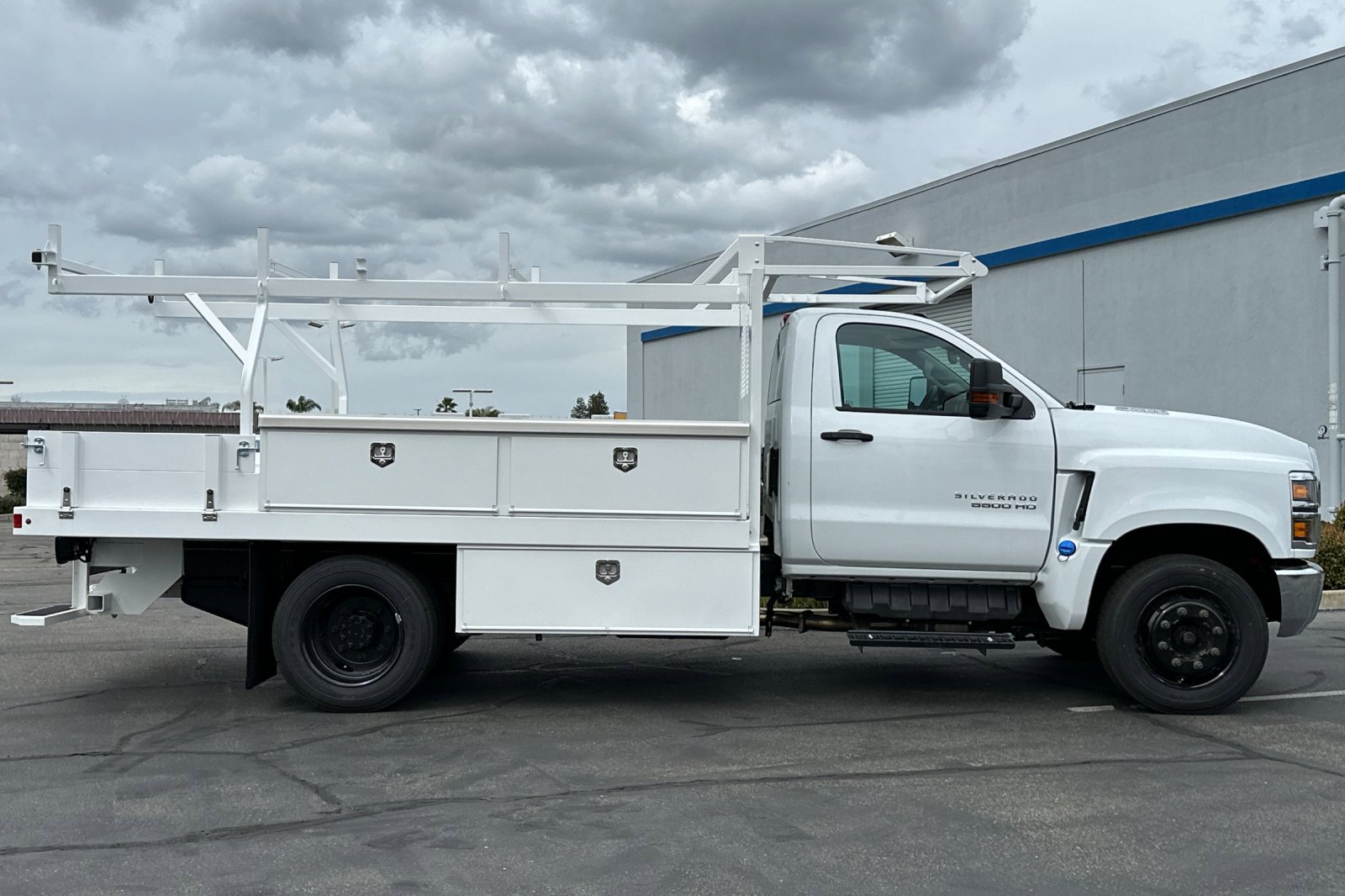 2023 Chevrolet Silverado 5500HD Work Truck photo 3