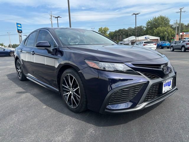 2021 Toyota Camry SE photo 3