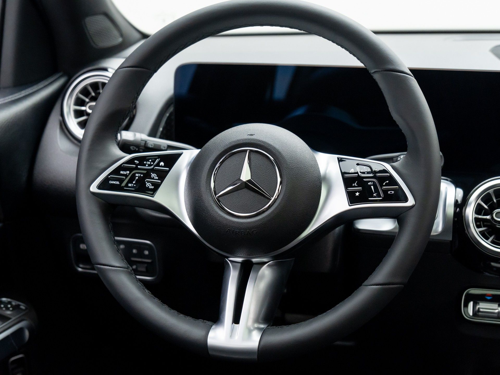 2025 Mercedes Benz GLB 250 4MATIC photo 9