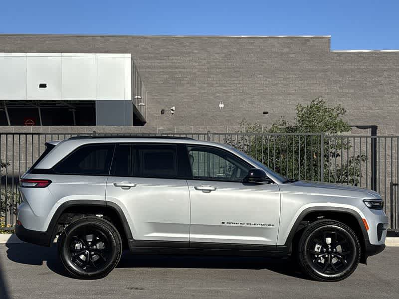 2025 Jeep Grand Cherokee Altitude photo 9