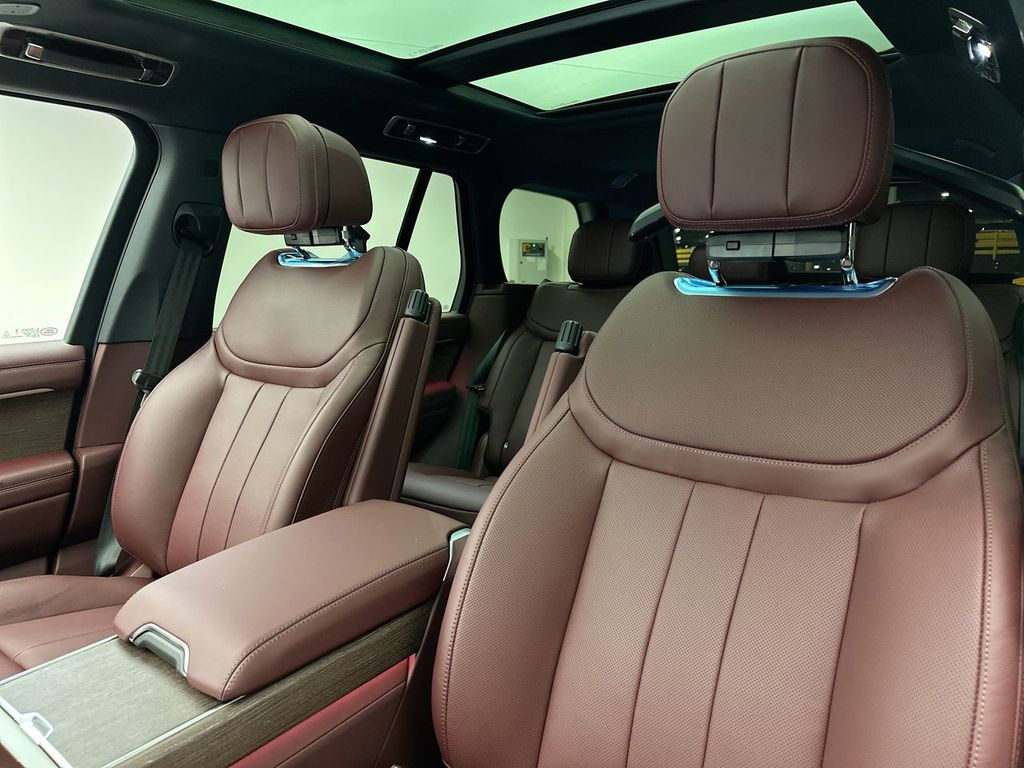 2025 Land Rover Range Rover SE photo 8