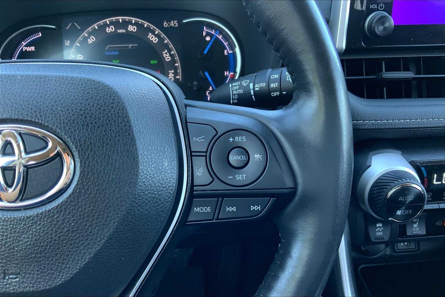 2023 Toyota RAV4 Hybrid XLE photo 21
