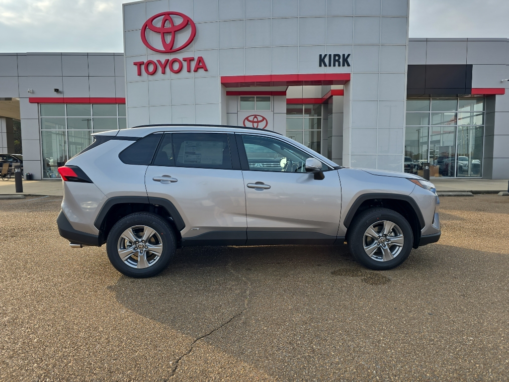 2025 Toyota RAV4 XLE's photo