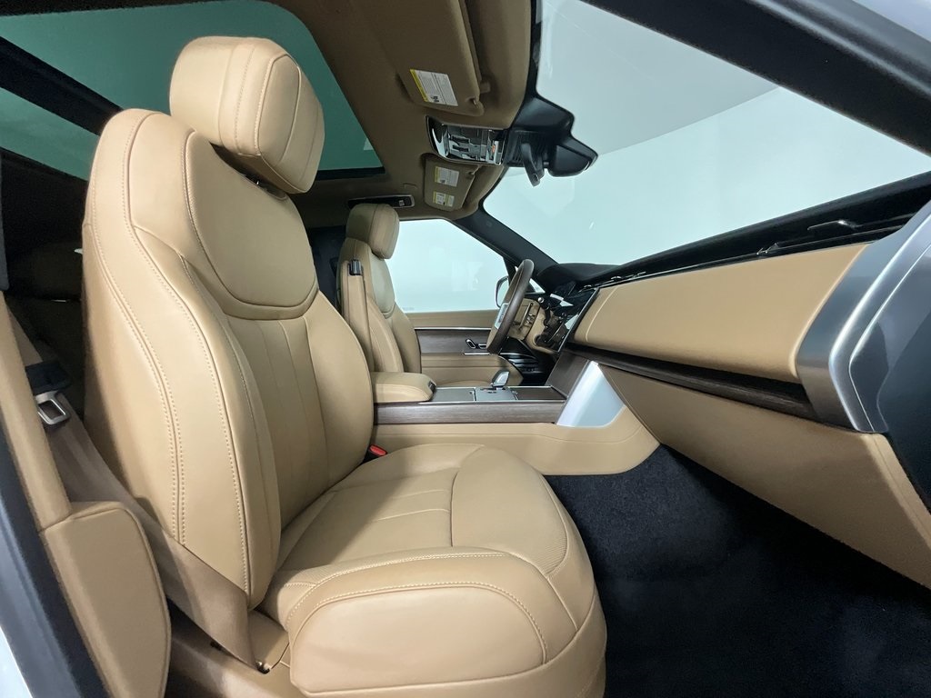 2025 Land Rover Range Rover SE photo 2
