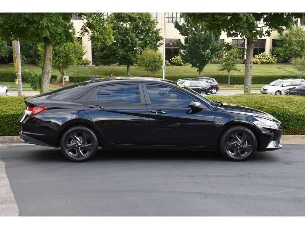 2022 Hyundai Elantra SEL Convenience photo 2