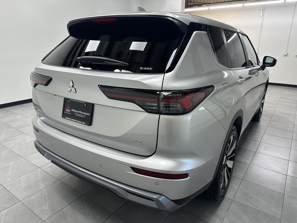 2025 Mitsubishi Outlander SE photo 4