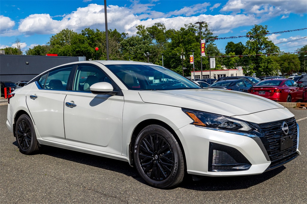 2025 Nissan Altima SV photo 3