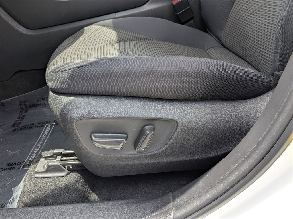 2023 Toyota Highlander LE photo 21