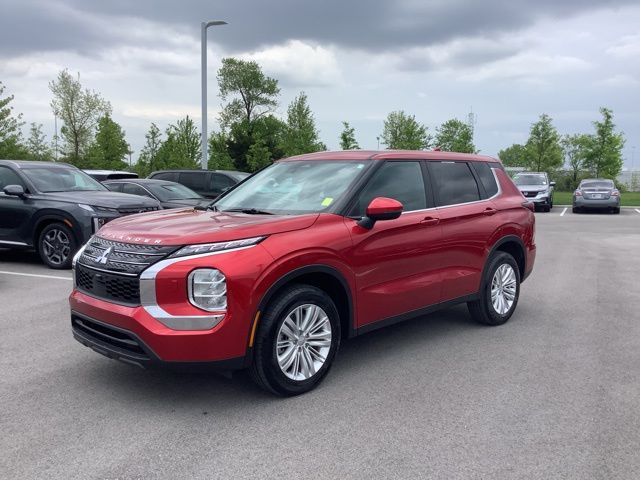 2024 Mitsubishi Outlander ES's photo