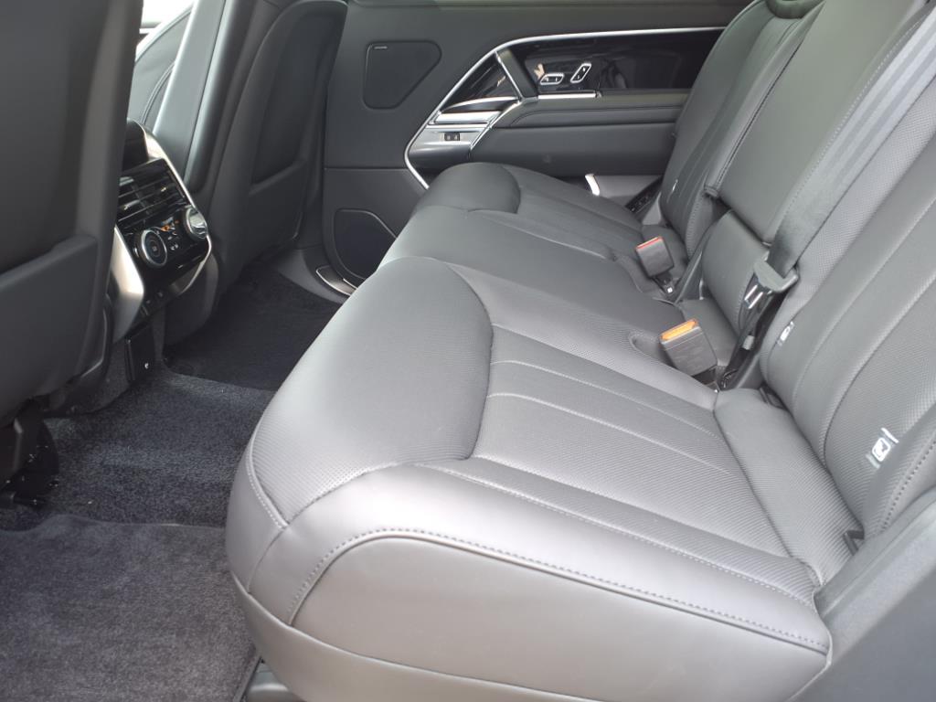 2025 Land Rover Range Rover SE photo 5