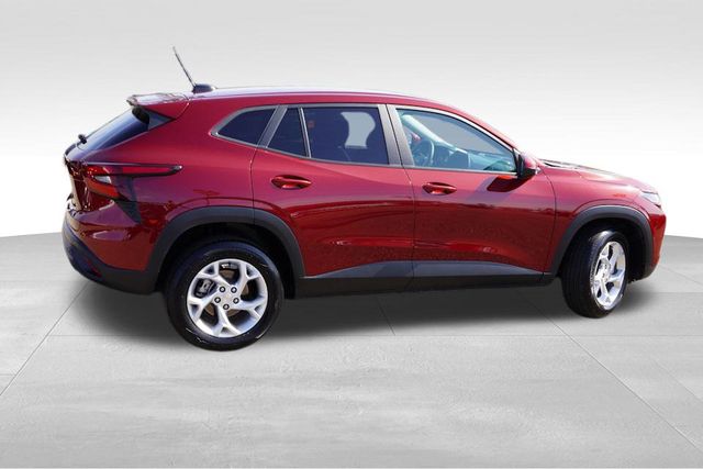 2024 Chevrolet Trax LS photo 4
