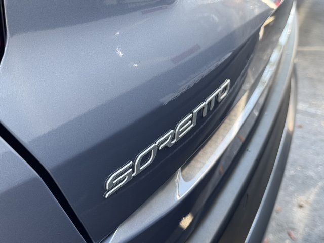 2024 Kia Sorento S photo 3