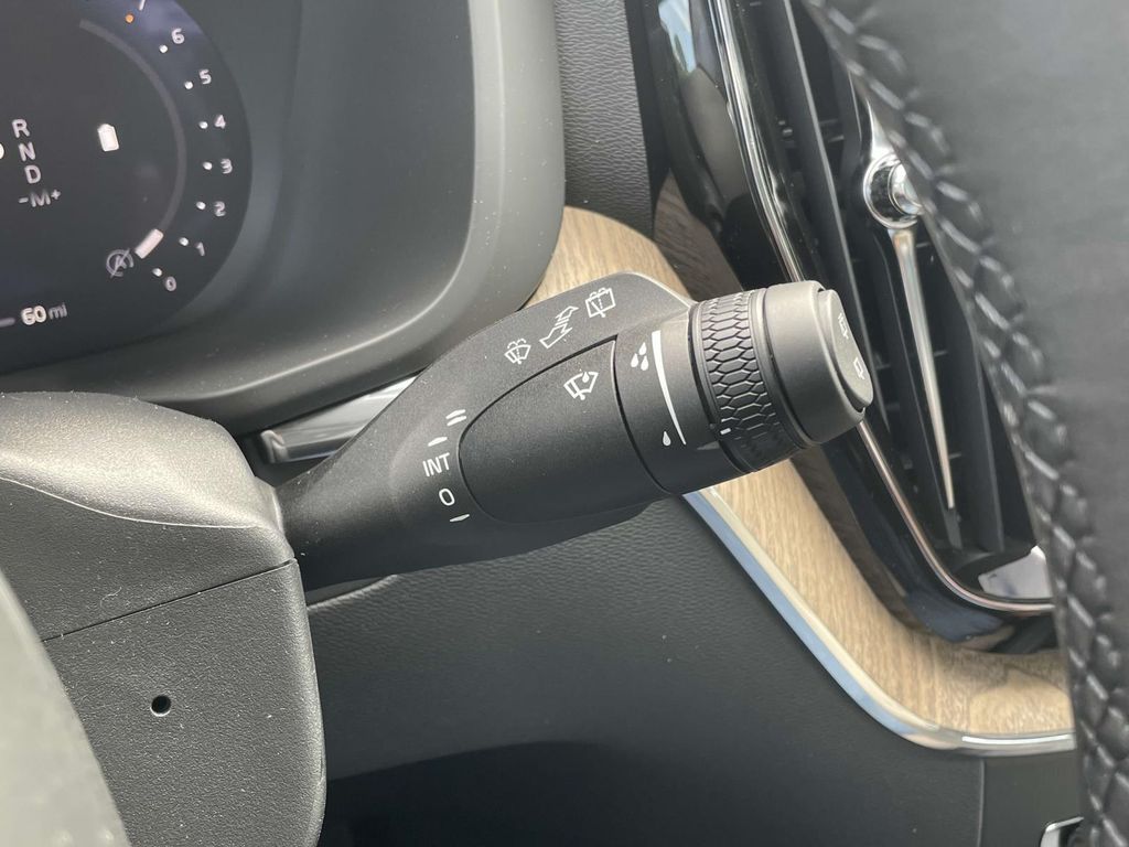 2026 Volvo XC60 B5 Core photo 14