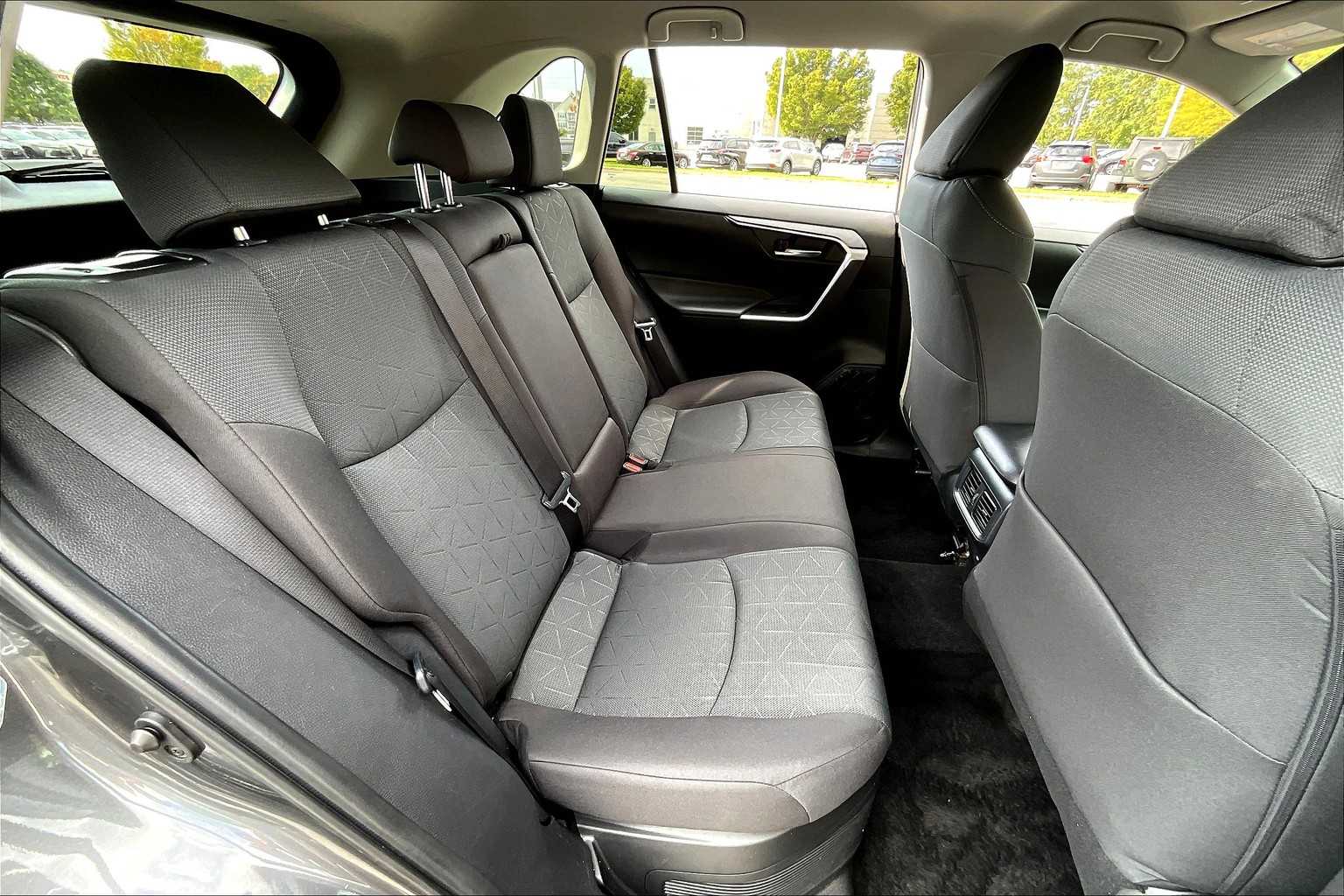 2024 Toyota RAV4 Hybrid XLE photo 18