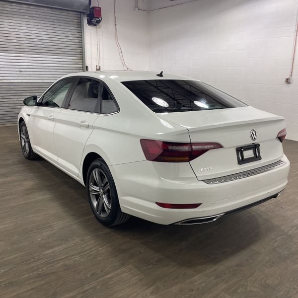 2019 Volkswagen Jetta SE R-Line photo 2