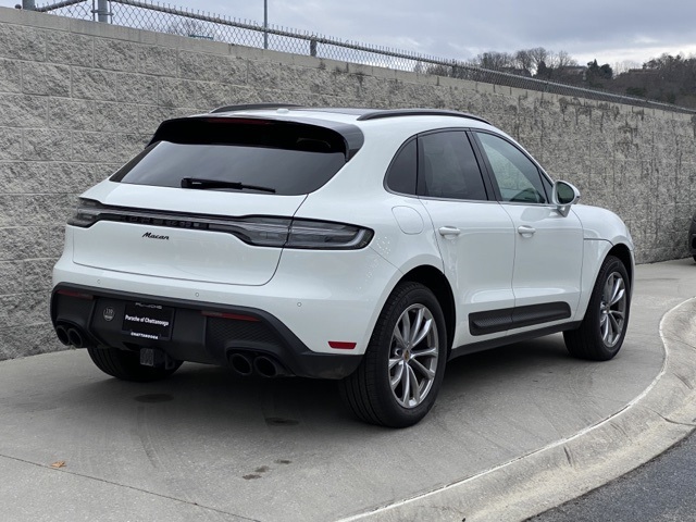 2024 Porsche Macan T photo 4