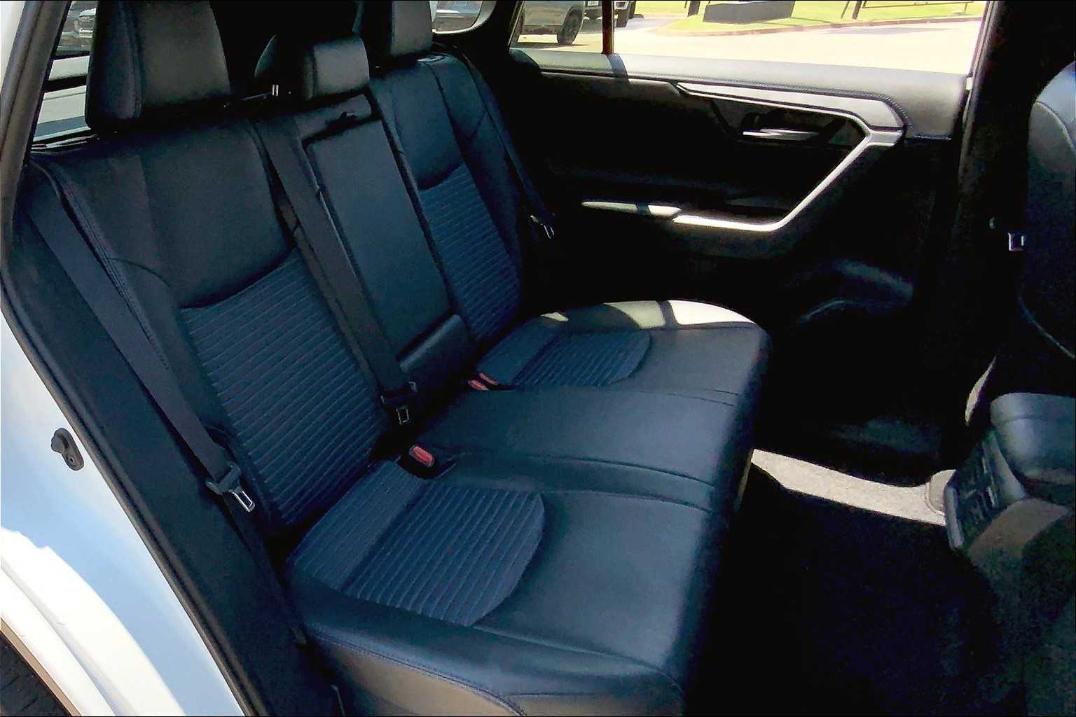 2019 Toyota RAV4 Hybrid XSE photo 17