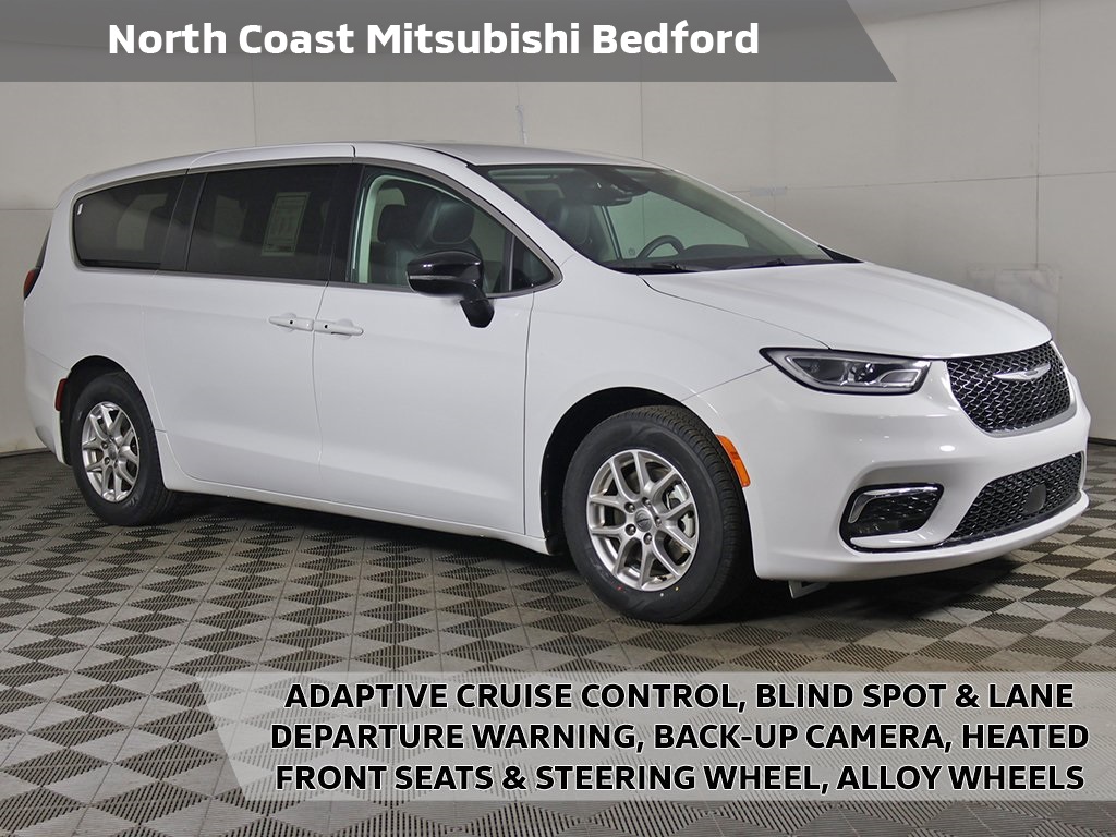 2024 Chrysler Pacifica Touring L's photo