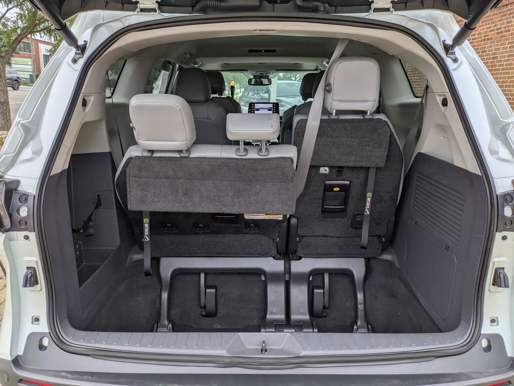 2022 Toyota Sienna XLE photo 24