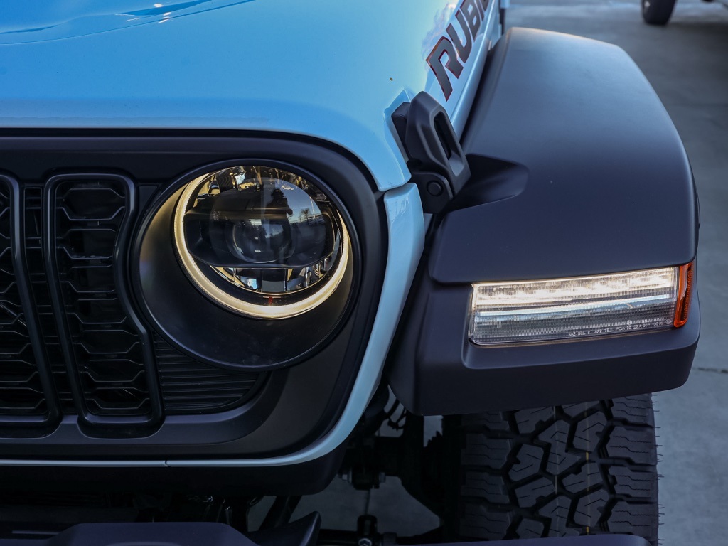 New 2026 Bright White Clear-Coat Exterior Paint Jeep Rubicon image 9