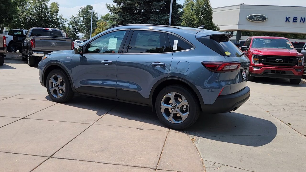2025 Ford Escape ST-Line photo 4