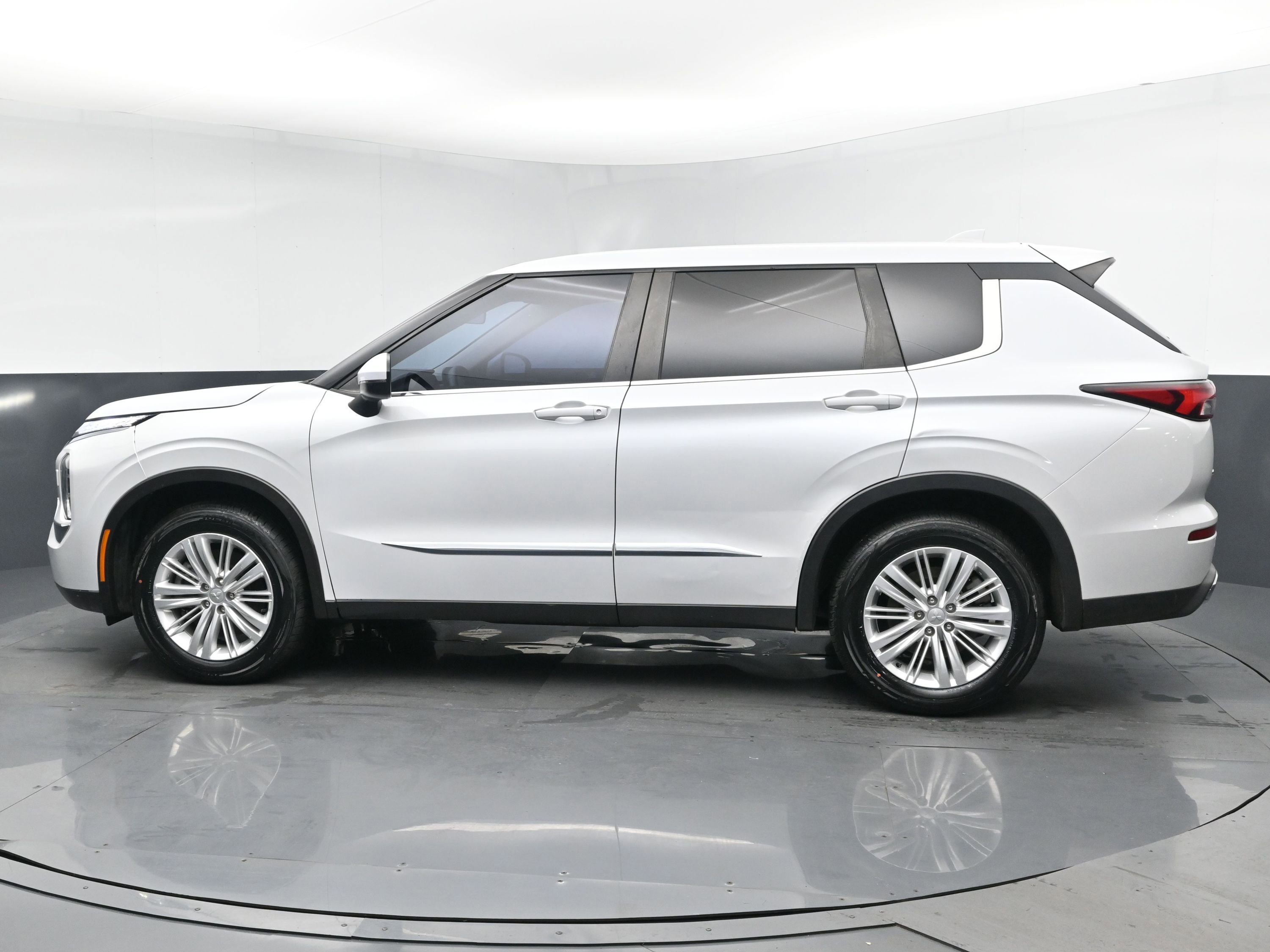 2022 Mitsubishi Outlander ES S-AWC photo 3
