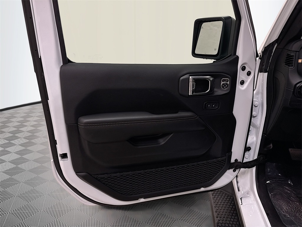 2025 Jeep Wrangler Sahara photo 19