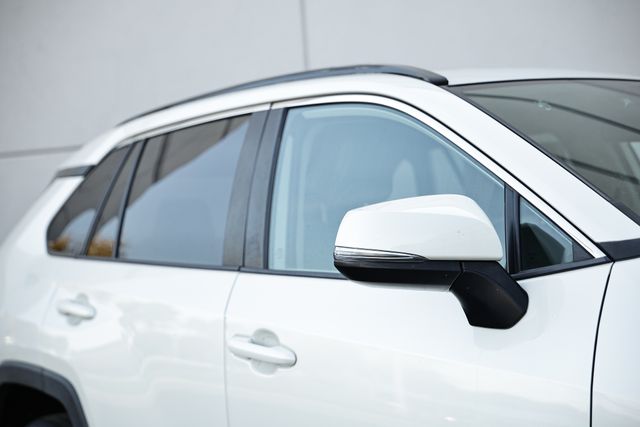 2021 Toyota RAV4 XLE Premium photo 5