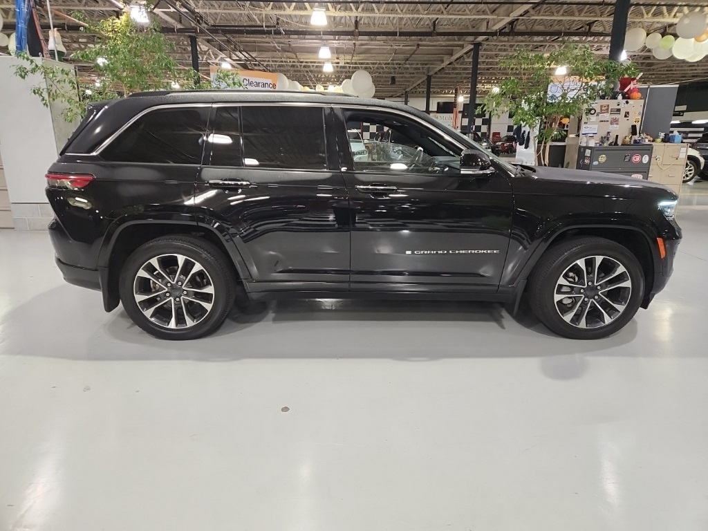 2023 Jeep Grand Cherokee Overland photo 4