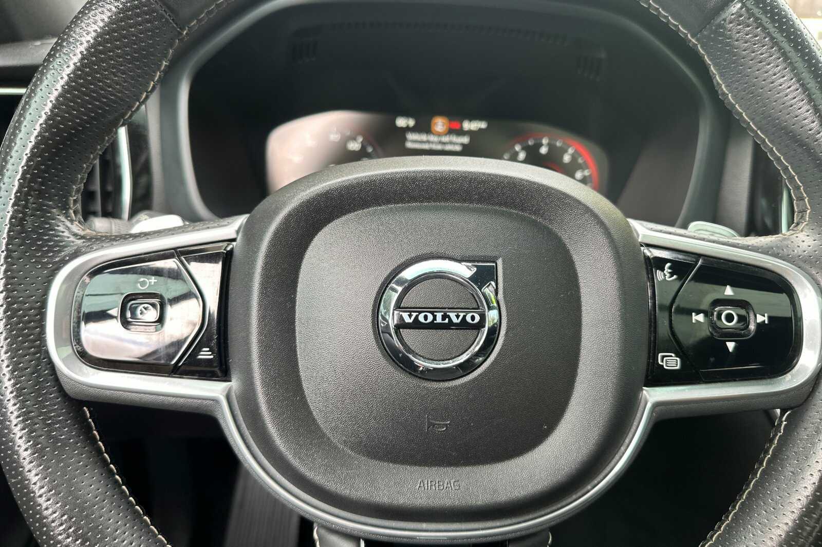 2018 Volvo XC60 T6 R-Design photo 23