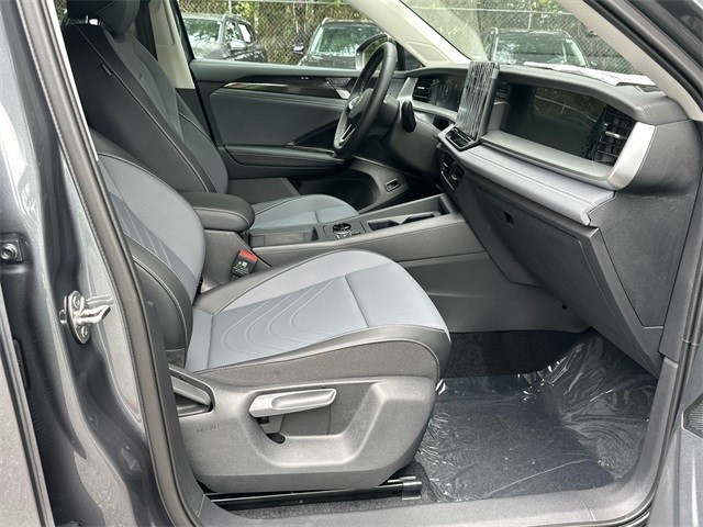 2025 Volkswagen Tiguan SE photo 13