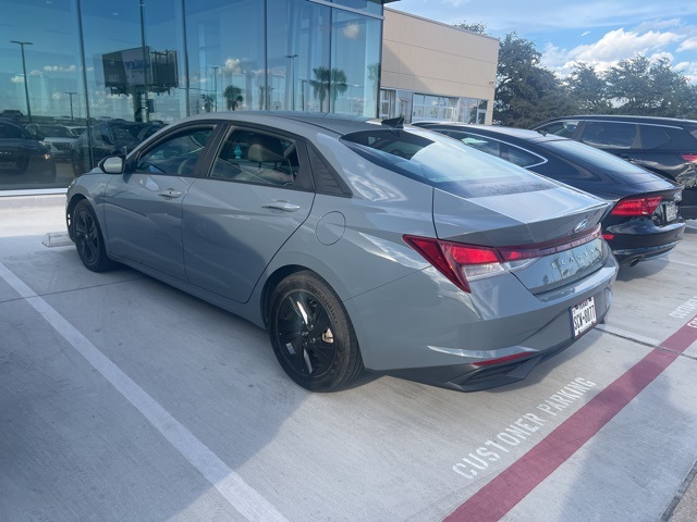 2022 Hyundai Elantra SEL photo 5