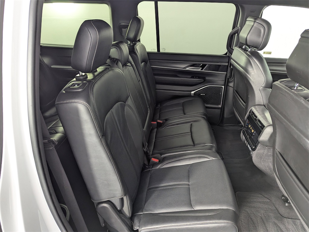 2023 Jeep Wagoneer L Series III photo 32
