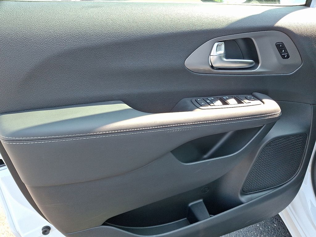 2026 Chrysler Pacifica photo 11
