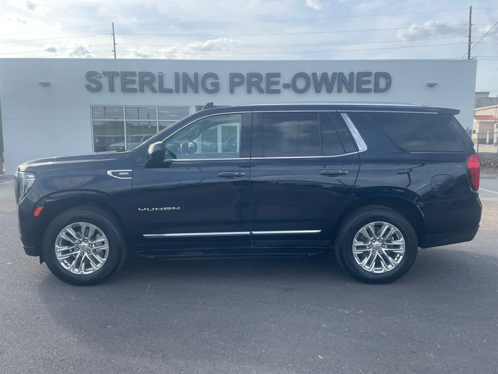 2023 GMC Yukon SLT's photo