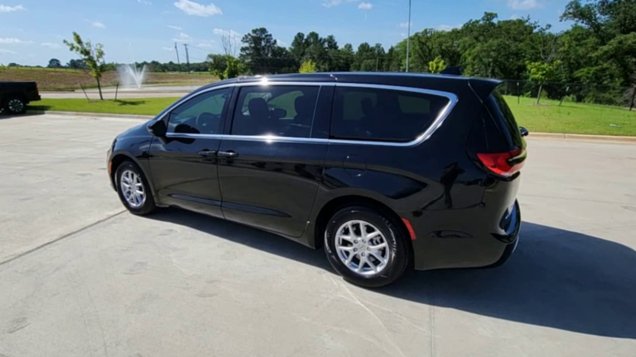 2024 Chrysler Pacifica Touring L photo 32