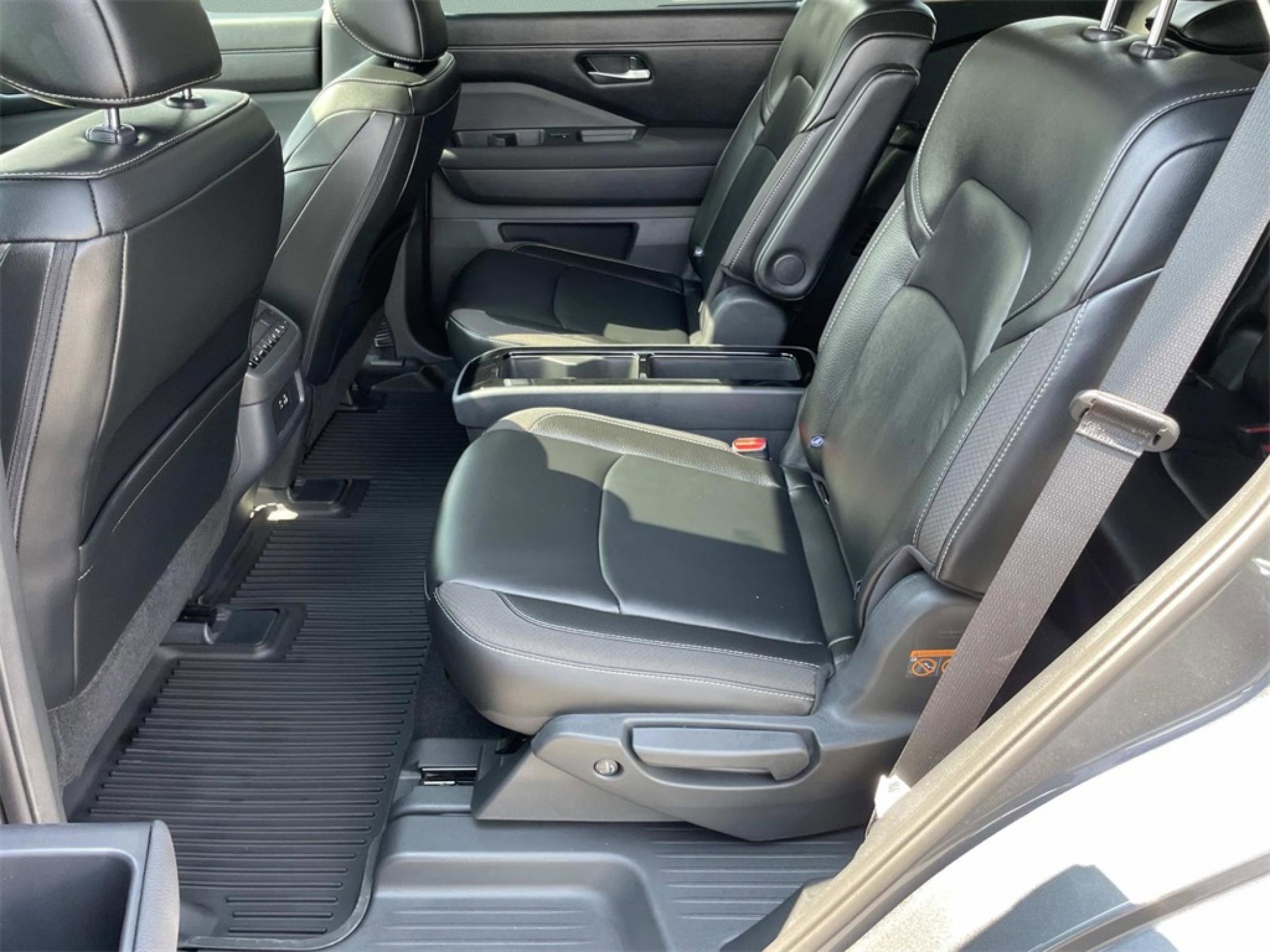 2025 Nissan Pathfinder SL photo 6