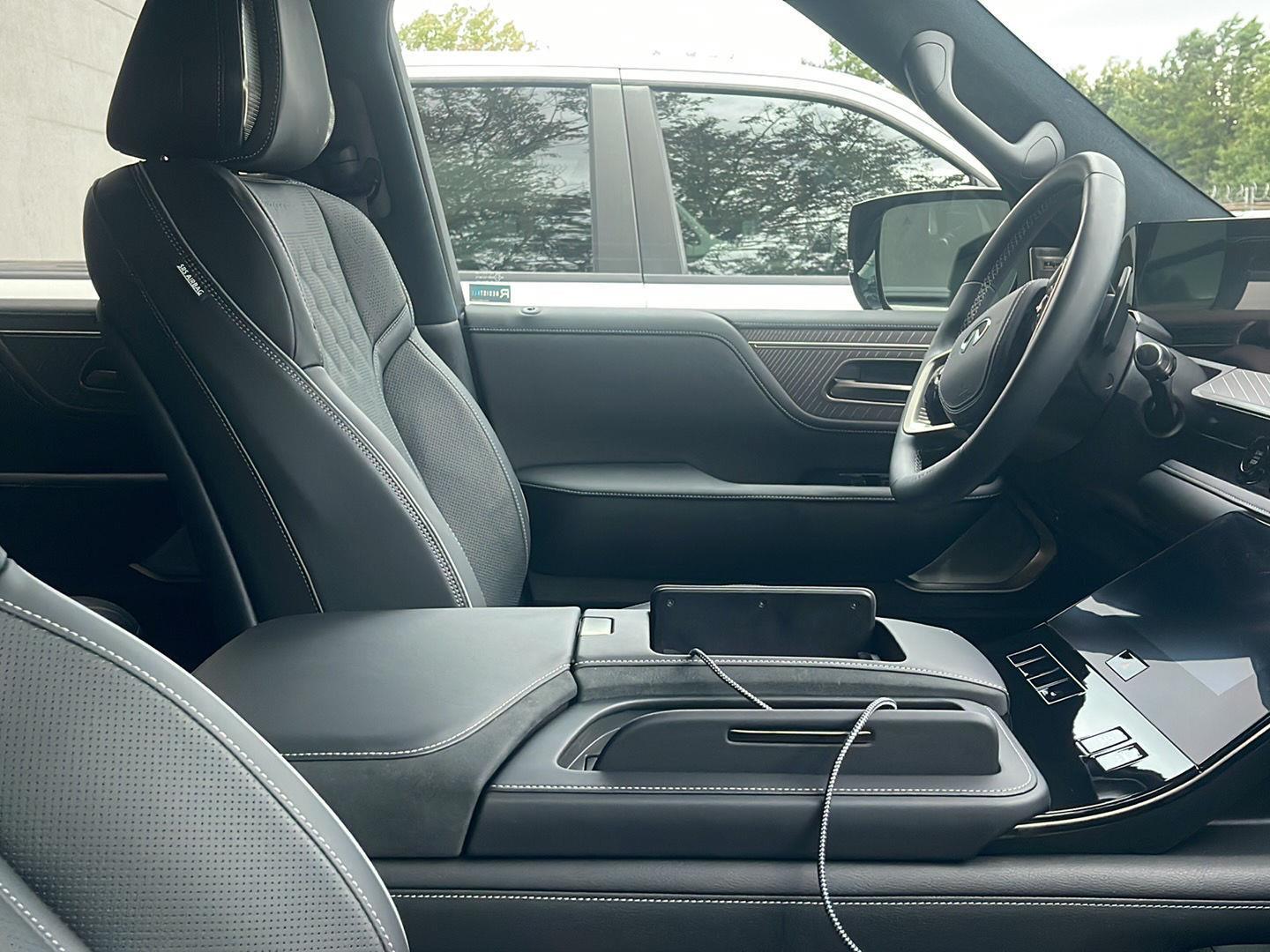 2025 Infiniti QX80 photo 3