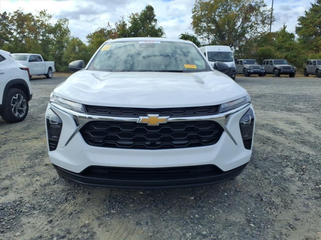 2024 Chevrolet Trax LS photo 2