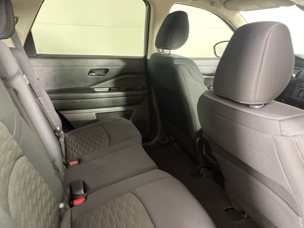 2025 Nissan Pathfinder S photo 17