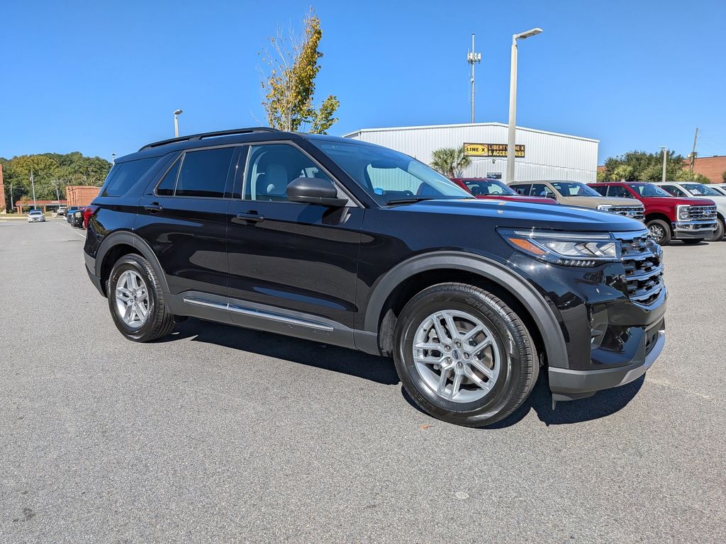 2025 Ford Explorer photo 2