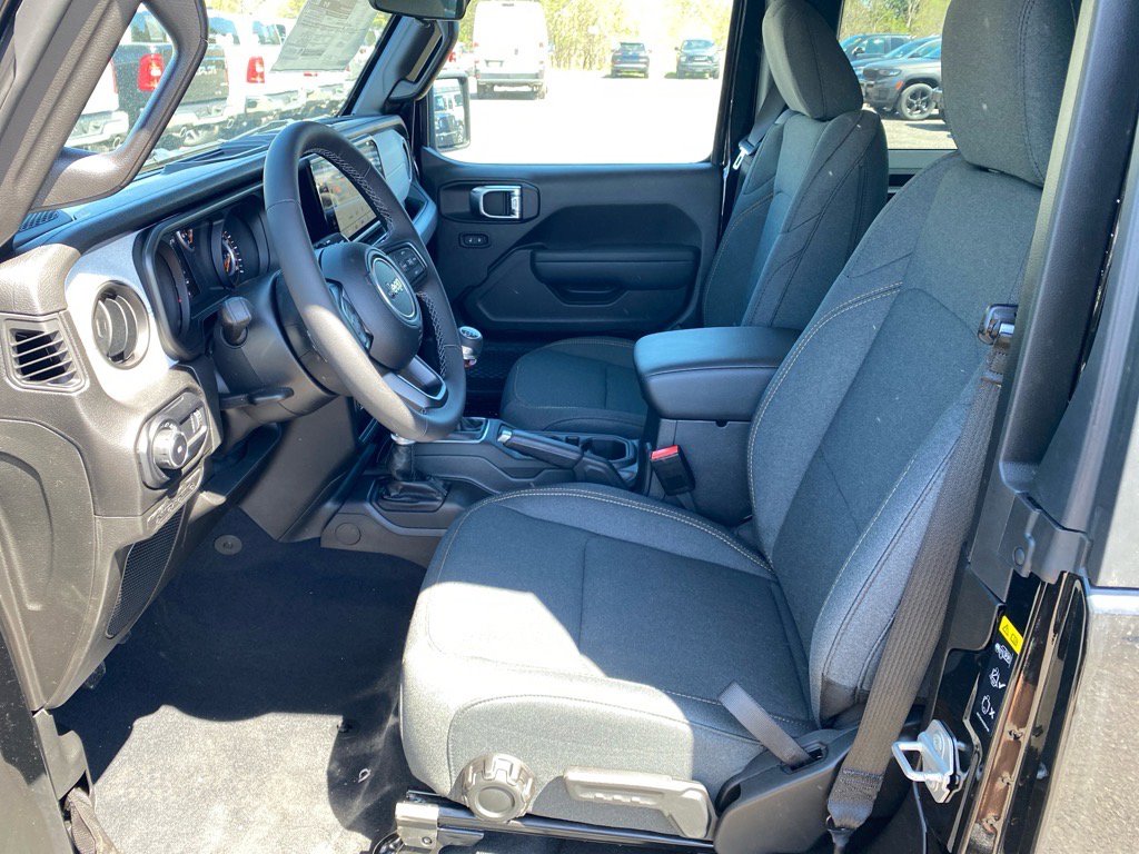 2025 Jeep Wrangler Sport S photo 4