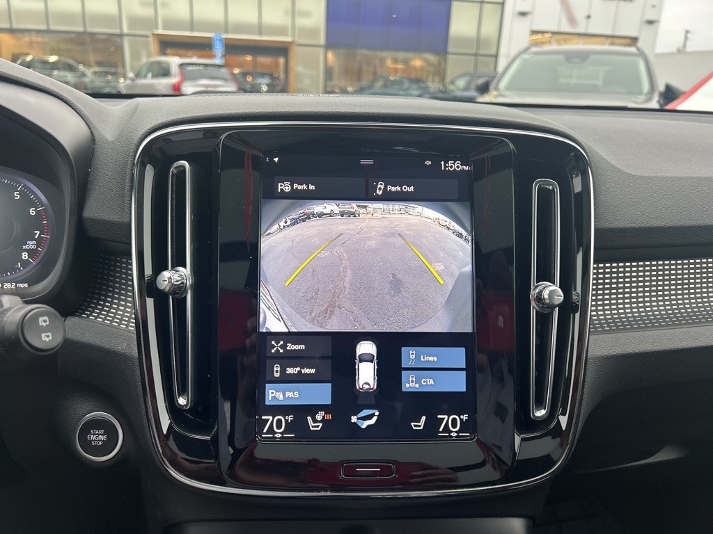 2022 Volvo XC40 R-Design photo 4