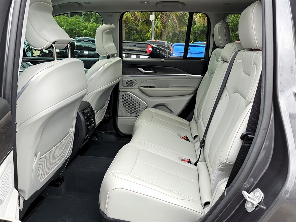 2023 Jeep Grand Cherokee Overland photo 10