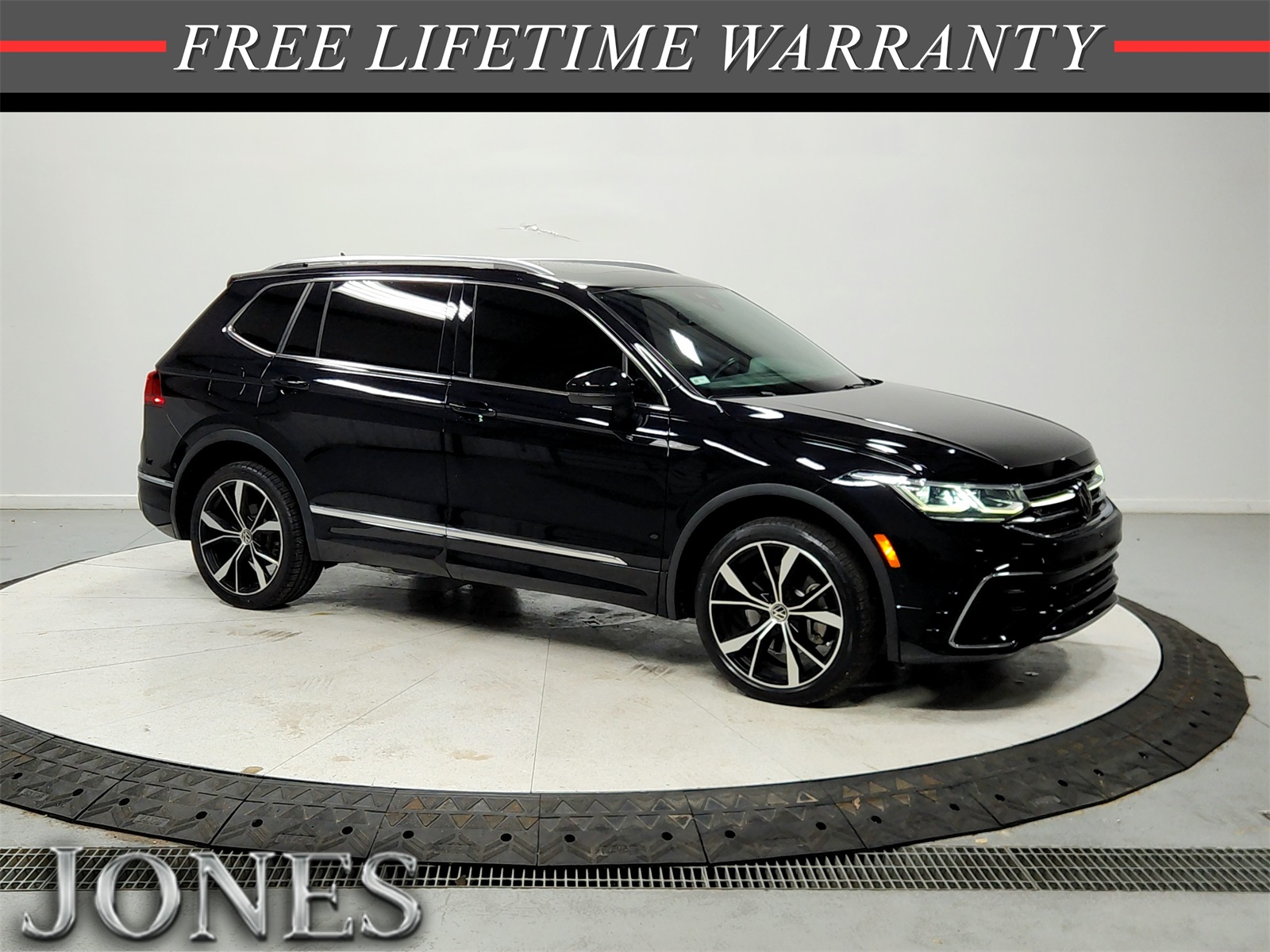 2024 Volkswagen Tiguan SEL R-LINE's photo