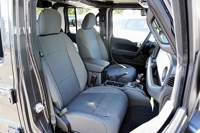 New 2025 Granite Crystal Metallic Clear-Coat Exterior Paint Jeep Sport S image 16