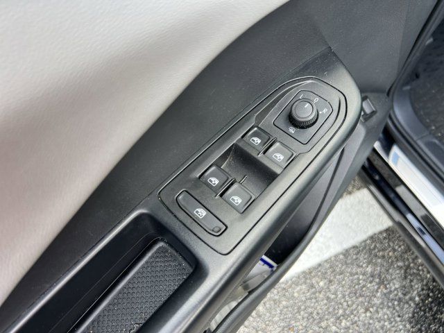 2023 Volkswagen Taos SE photo 4