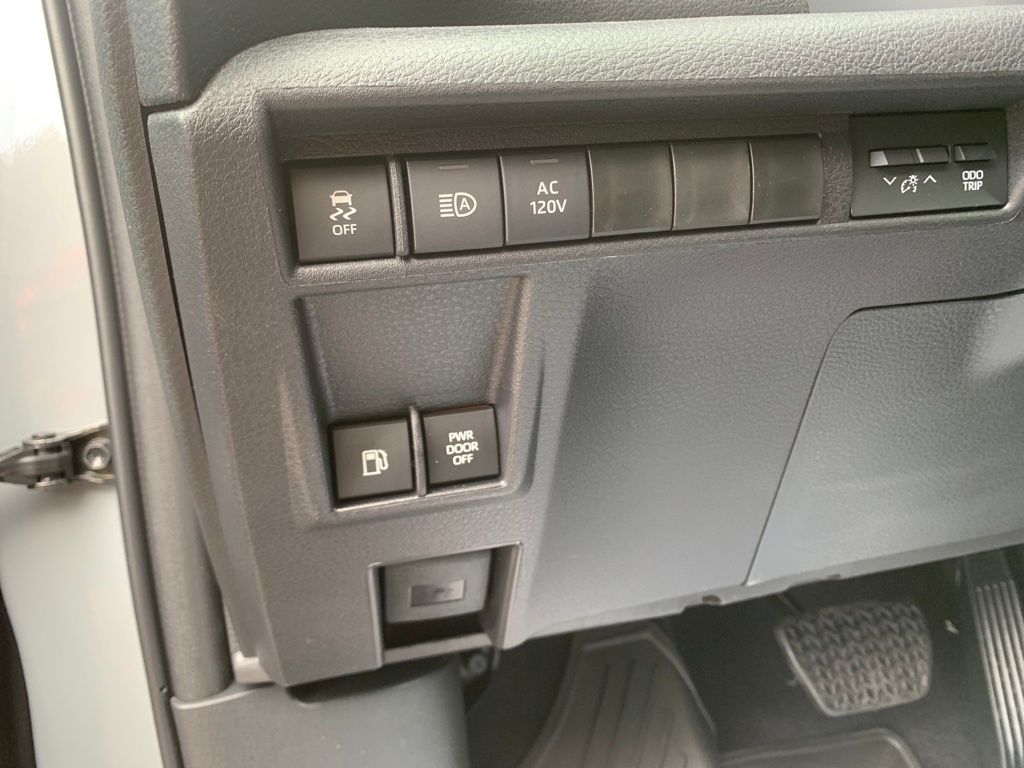 2025 Toyota Sienna XSE photo 12