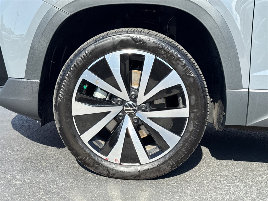 2024 Volkswagen Taos SE photo 4