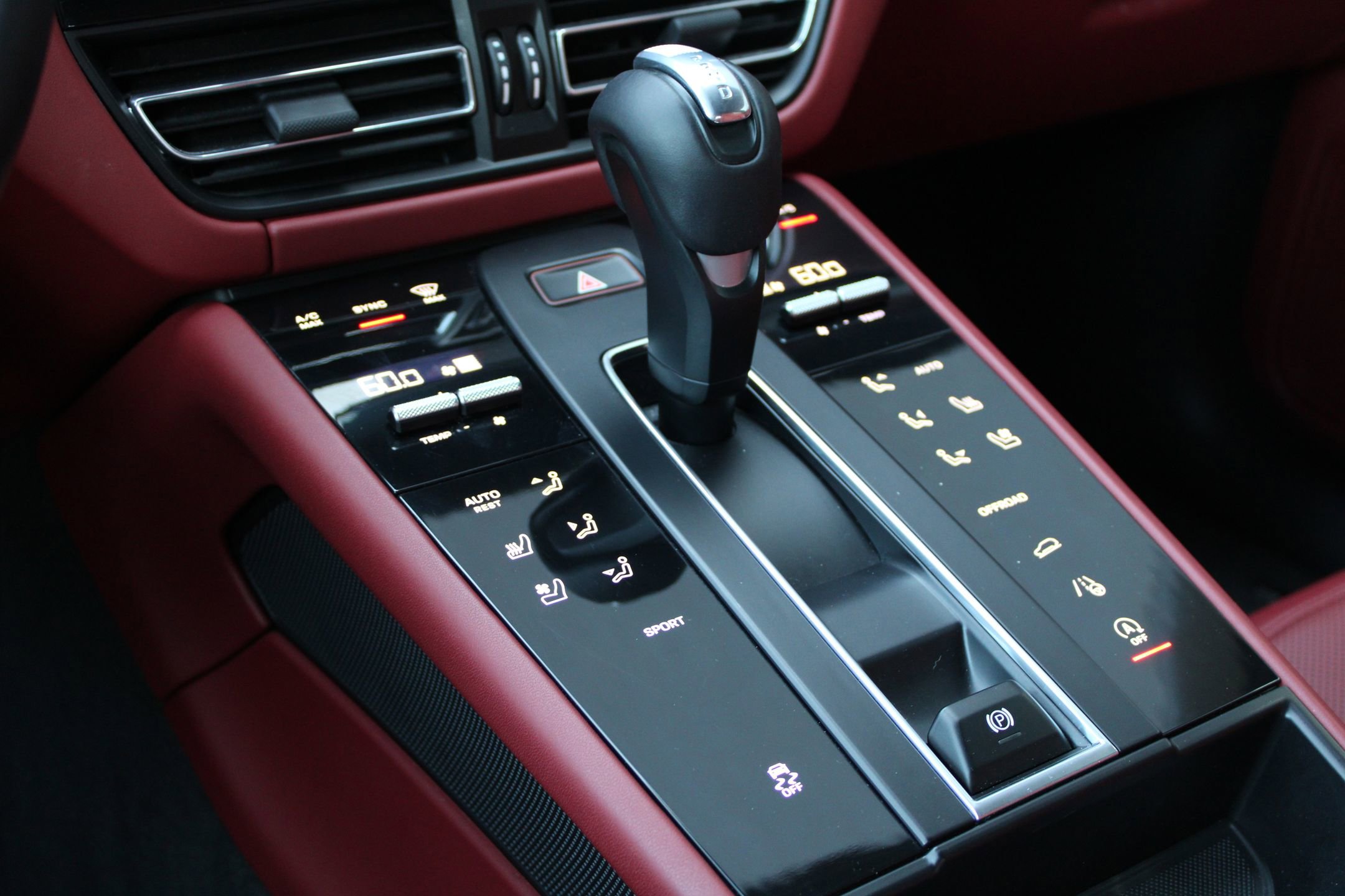 2023 Porsche Macan T photo 19